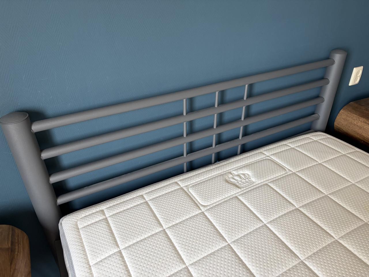 Compleet industrieel bed met nachtkastjes en auping matras