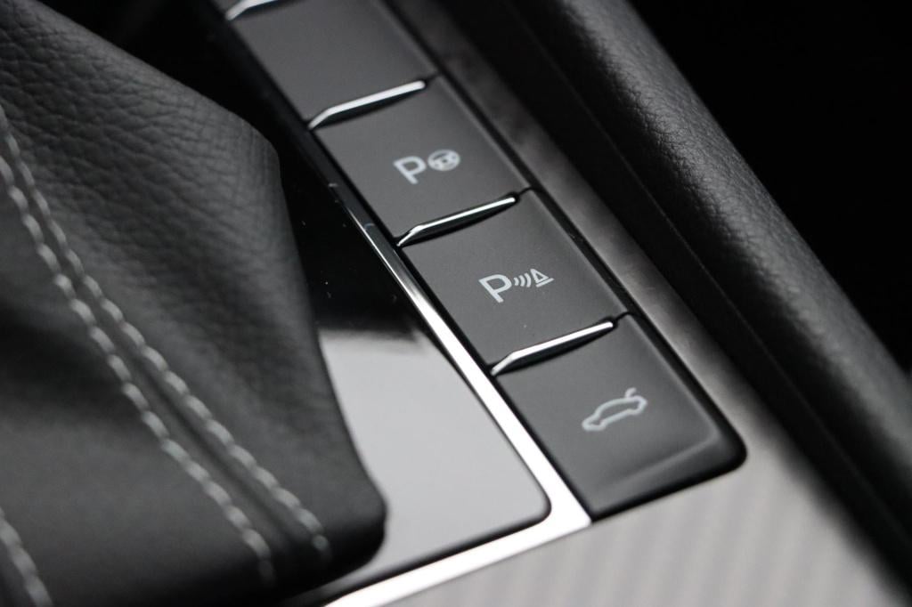 Skoda Superb combi 1.4 tsi iv sportline business 218pk dsg6 | panoramadak |