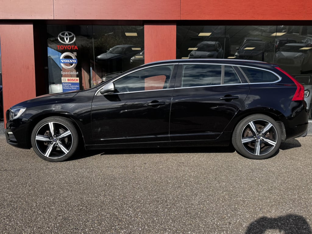 Volvo V60 2.0 t3 r-design | trekhaak | on-call | 18" lmv