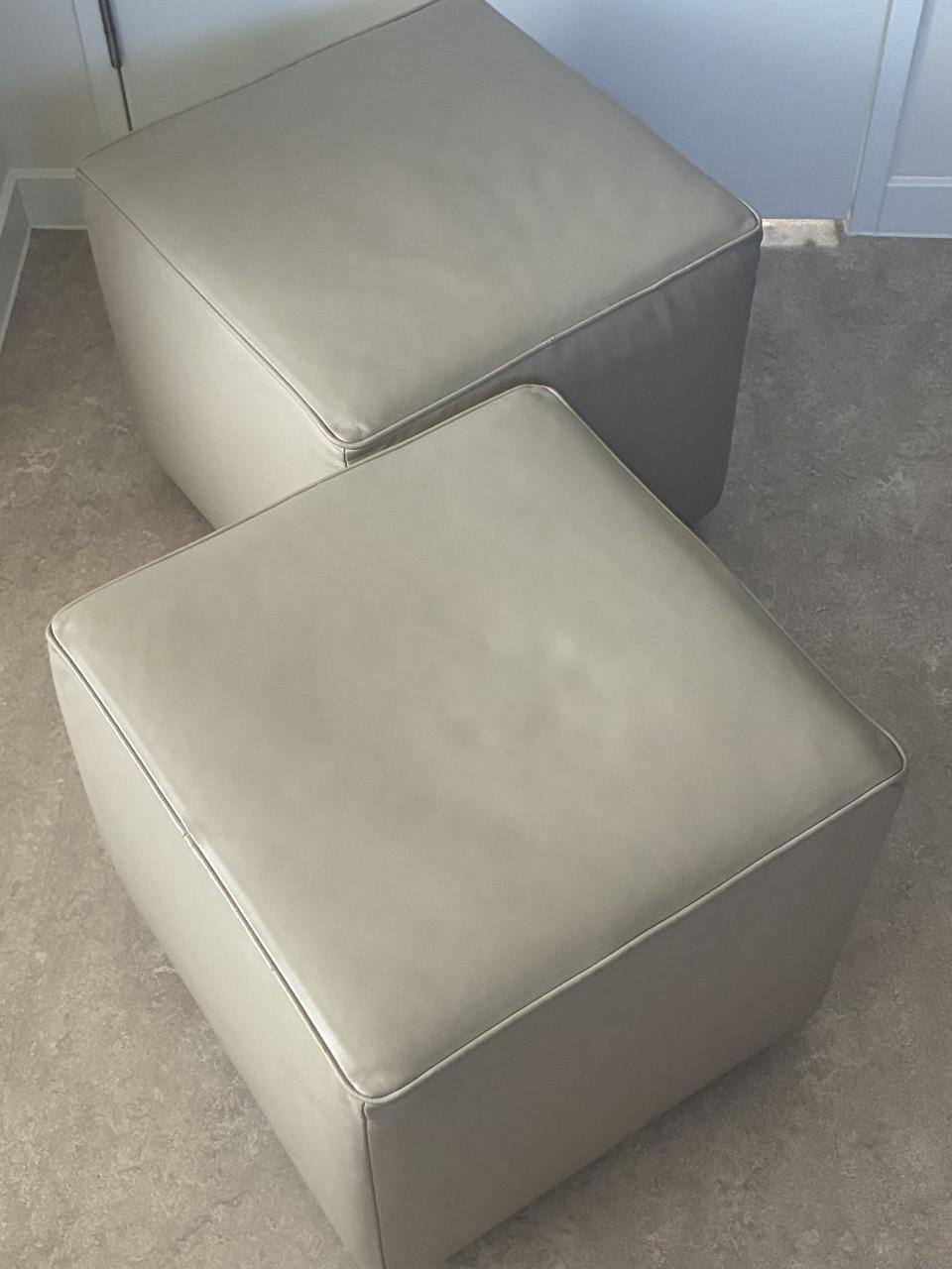 2 fraaie lederen poefen