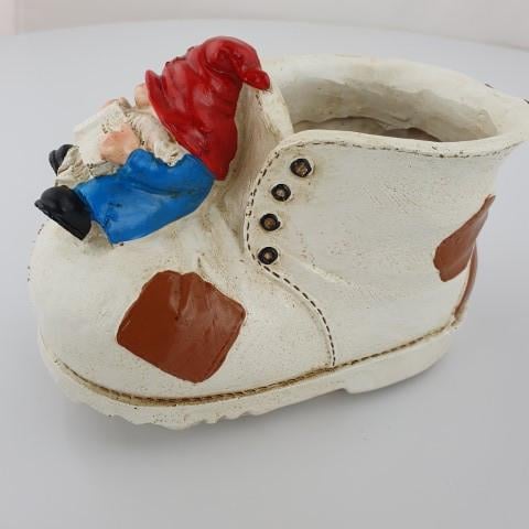 Planten pot kabouter op schoen