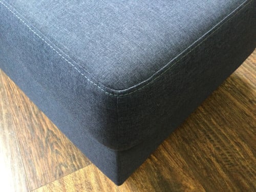 Mooie jeansblauwe hocker met opbergruimte