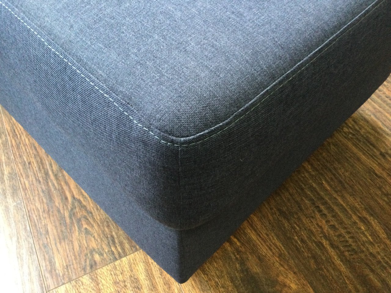 Mooie jeansblauwe hocker met opbergruimte