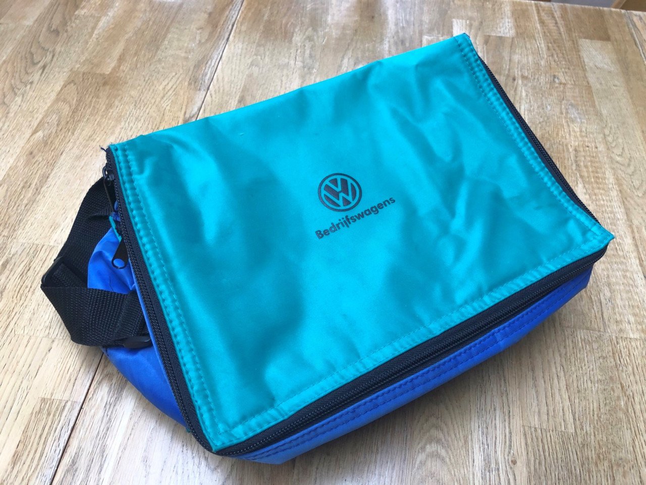 Te  koeltas met VW bedrijfswagen logo