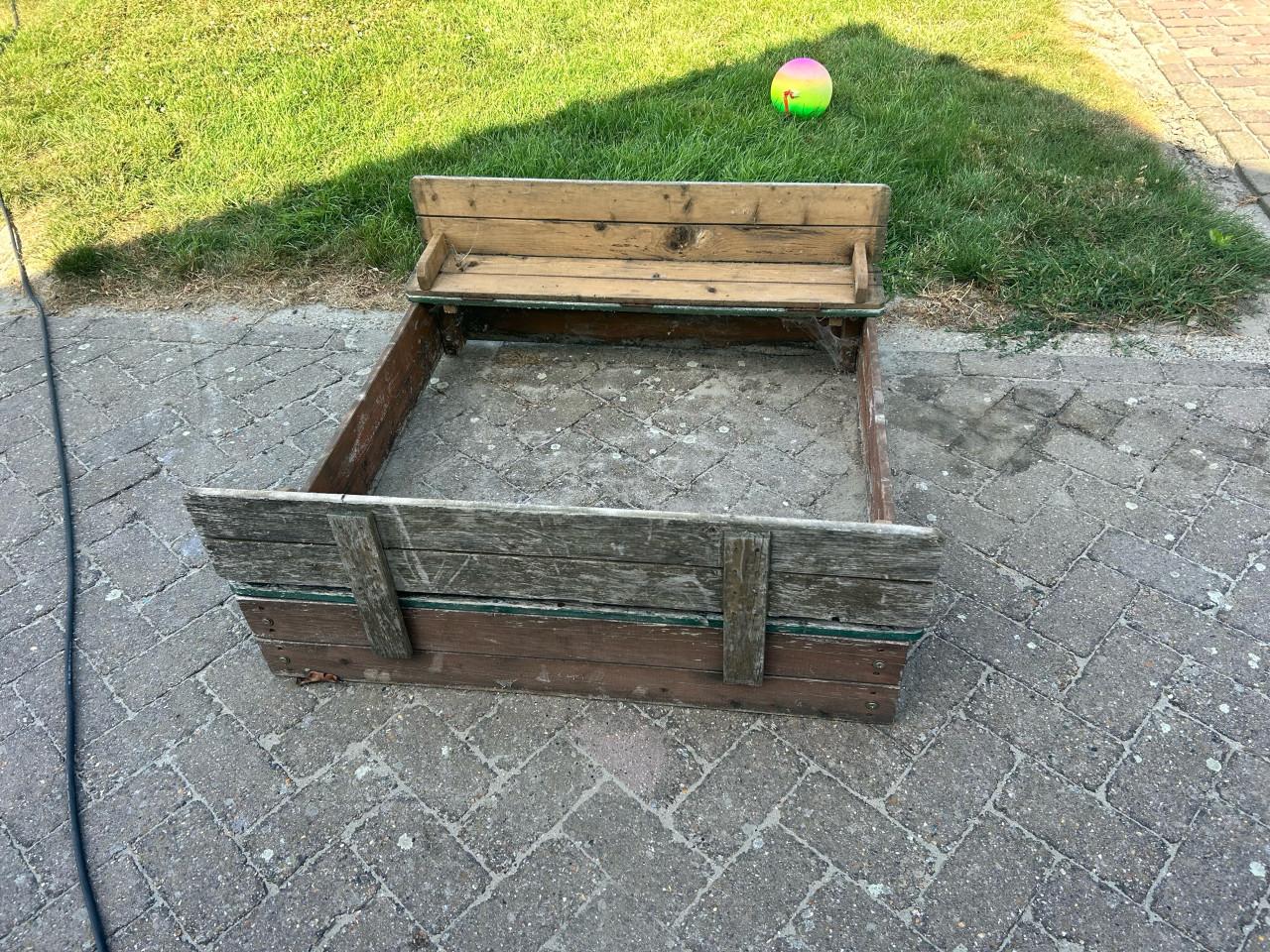Houten zandbak met bankjes