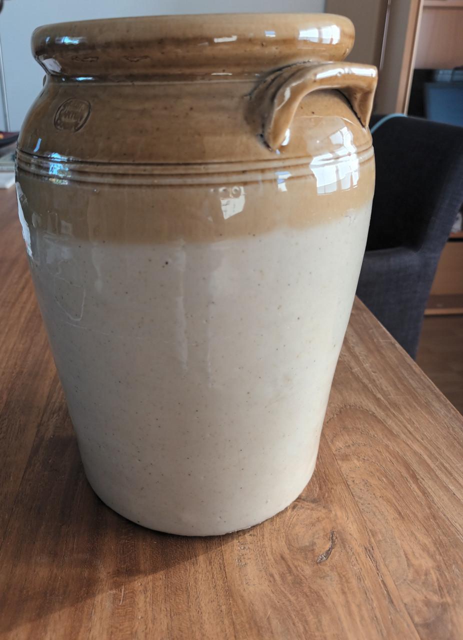Antieke tweekleurige (voorraad)pot, gemerkt