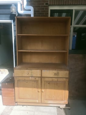 Stevige massief houten (speelgoed/garage/werkbank) kast!