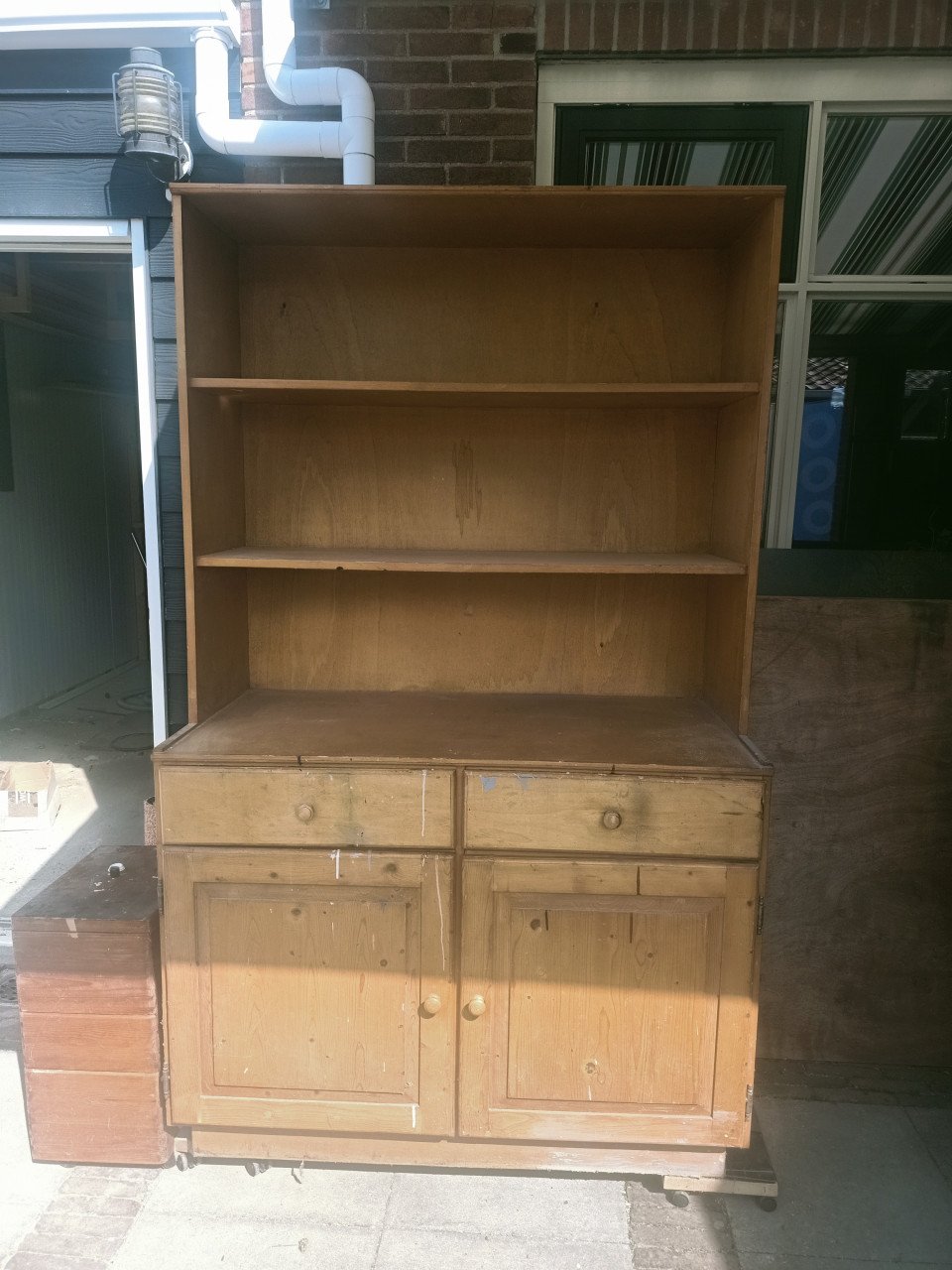 Stevige massief houten (speelgoed/garage/werkbank) kast!