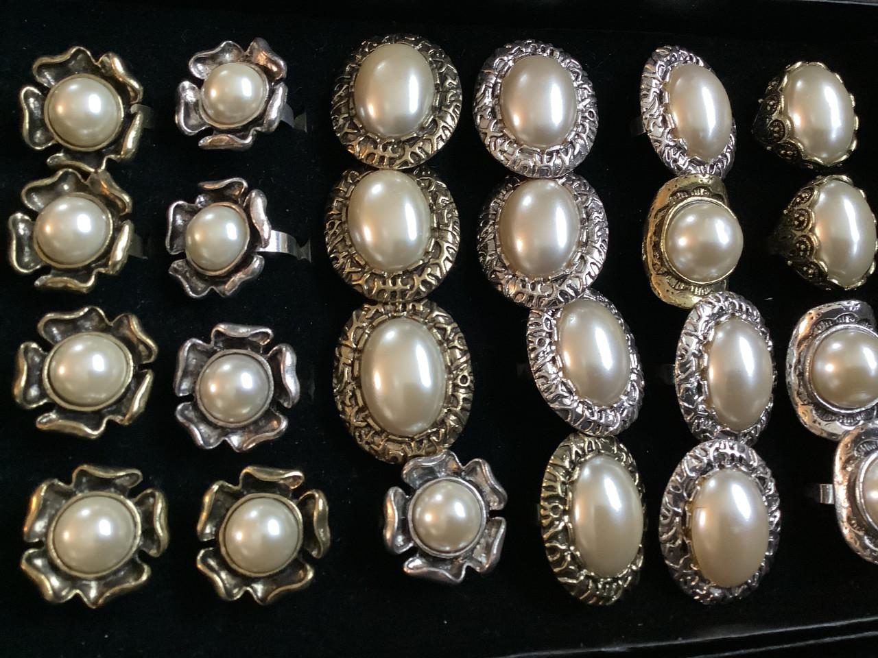 Partij verstelbare ringen.   Actie, Actie, Actie. ( partij 45)