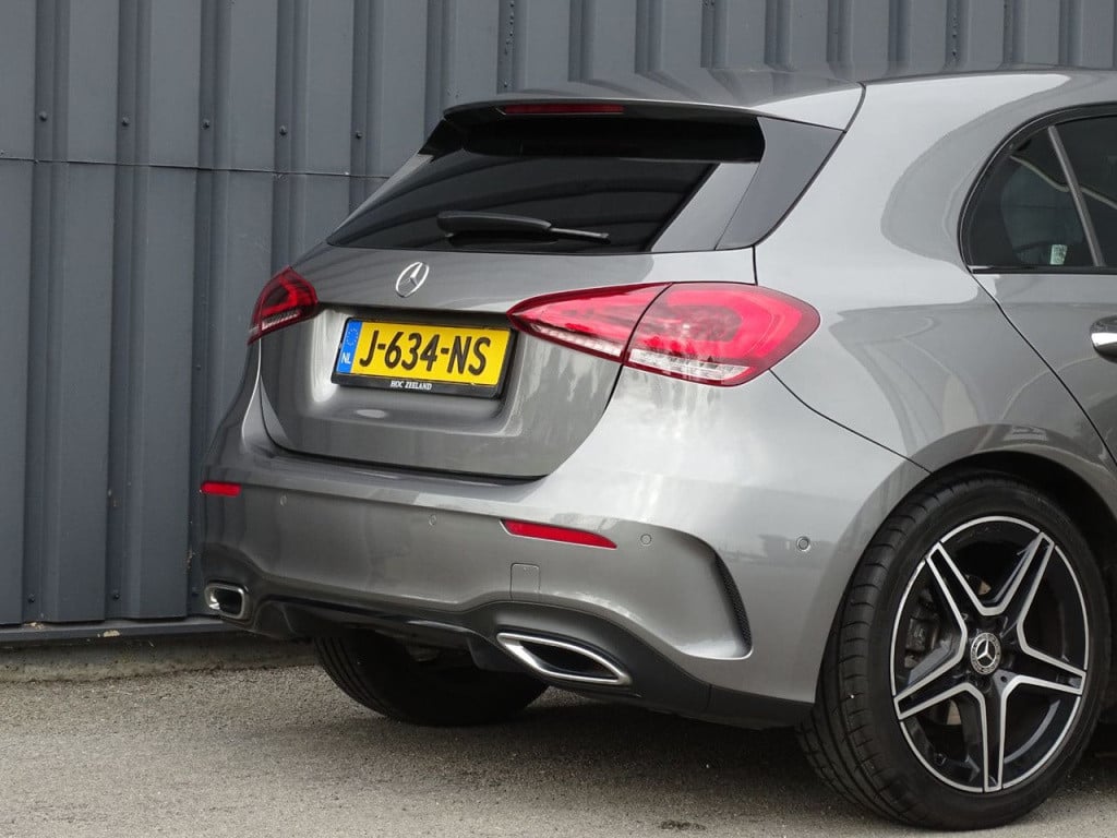 Mercedes-Benz A-Klasse 180 business solution amg | pano | led | el trekhaak
