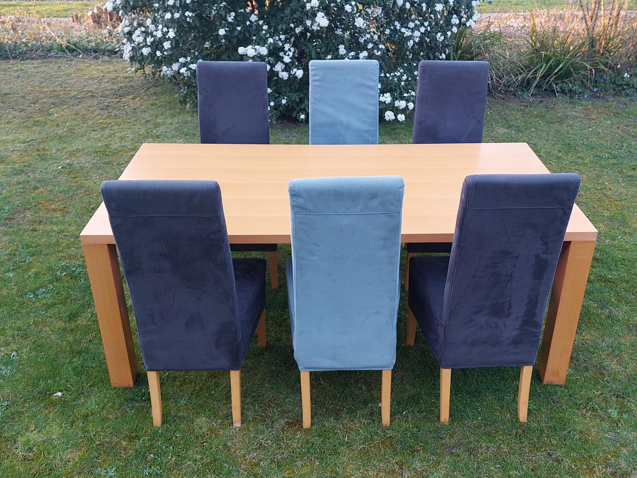 Eetkamertafel met stoelen
