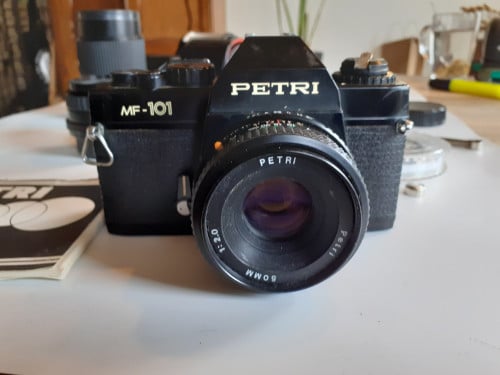 DIverse fotoapparatuur lenzenstatief belichtingsmeter oude camera alles in