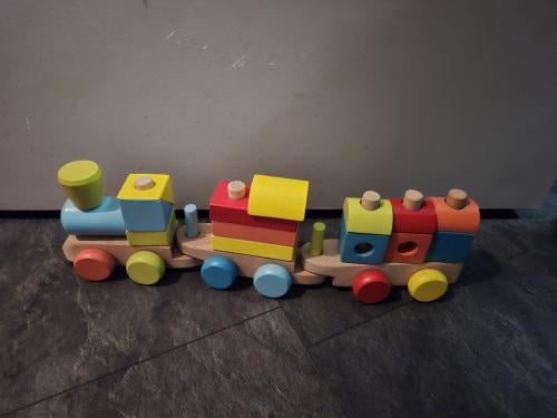 Houten blokkenstapeltrein. 18-delig  L 16 cm per wagon, H 12 cm