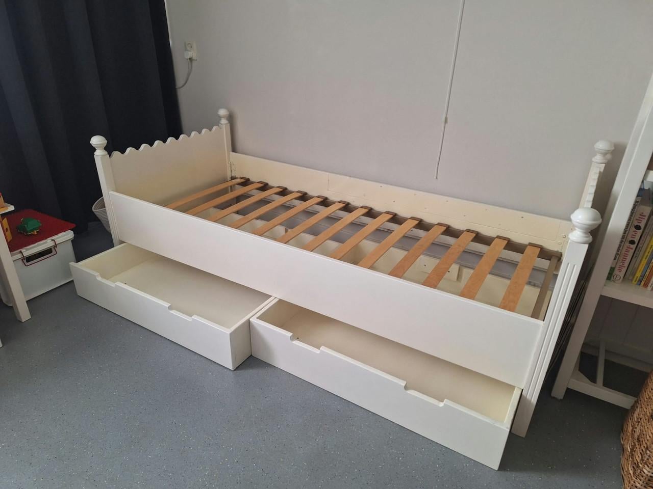 Te koop stevig bed met lades