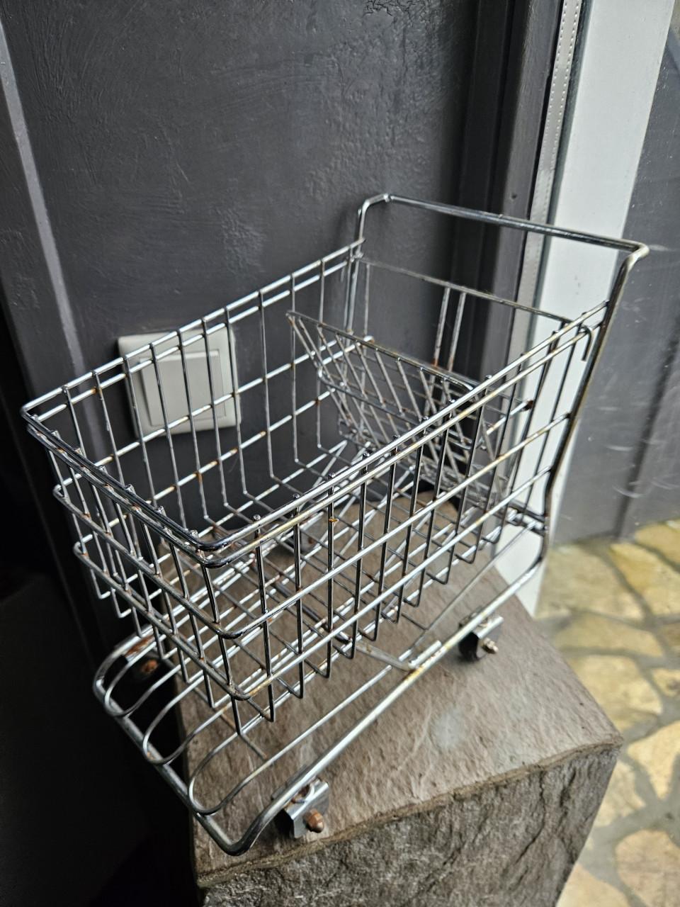 Grappige originele vintage kleine metalen winkelwagen mand