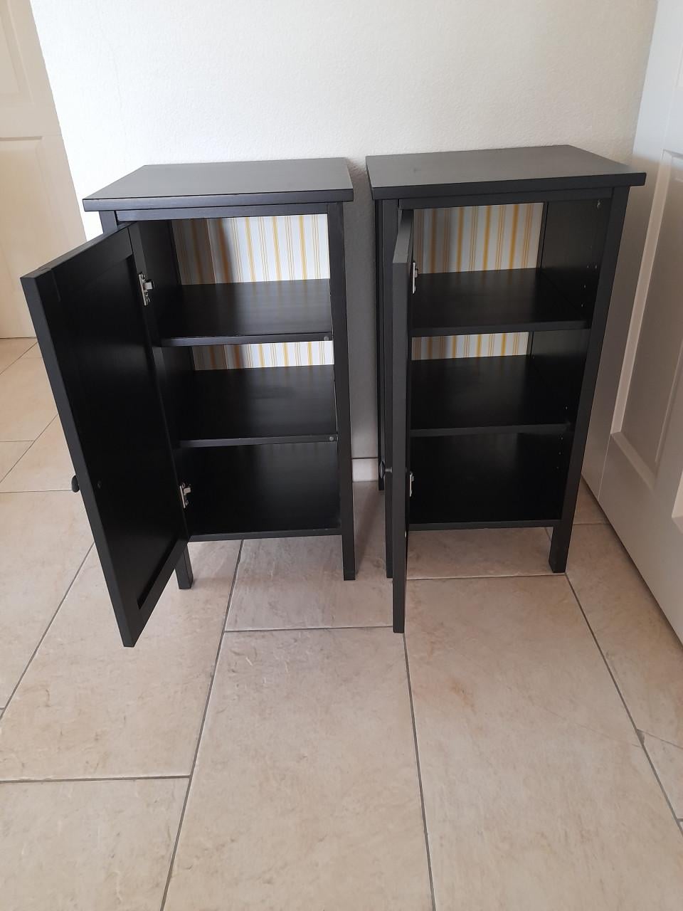 2 Nachtkastjes 39 x 39 x 75H ( in goede staat )