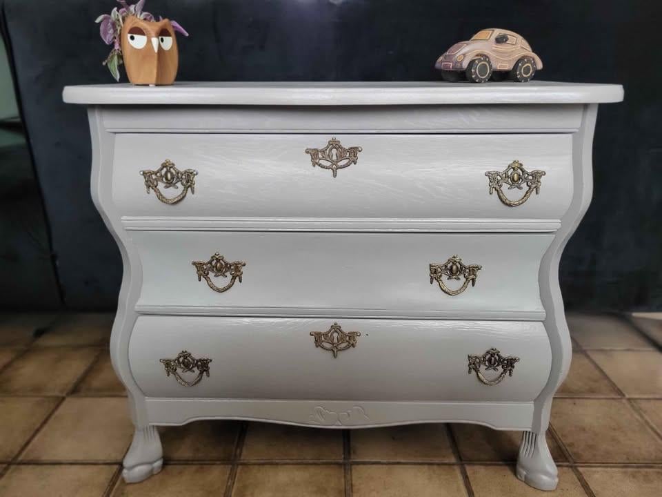 Recentelijk opgeknapte buikkast beige