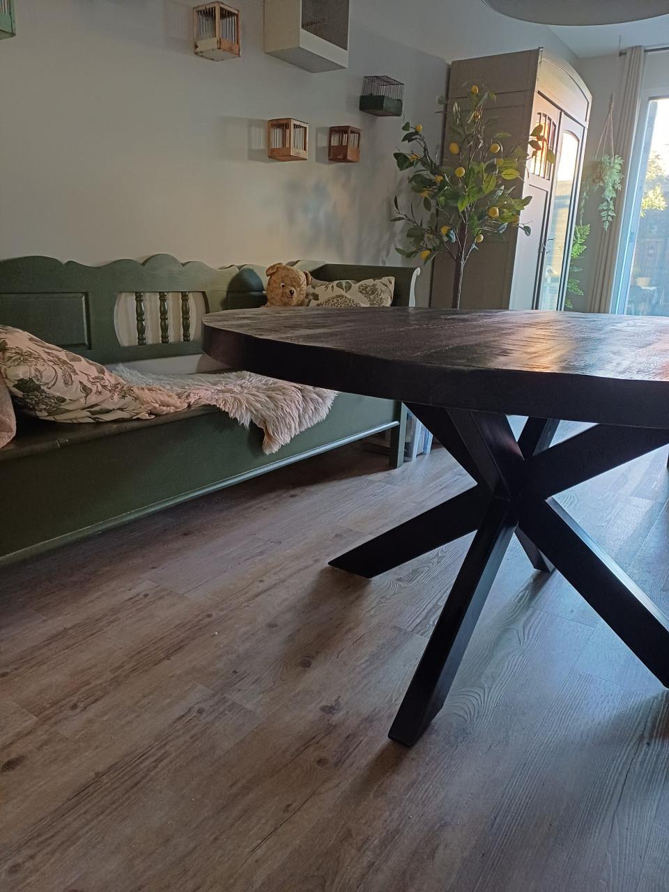 Zwarte ronde eettafel