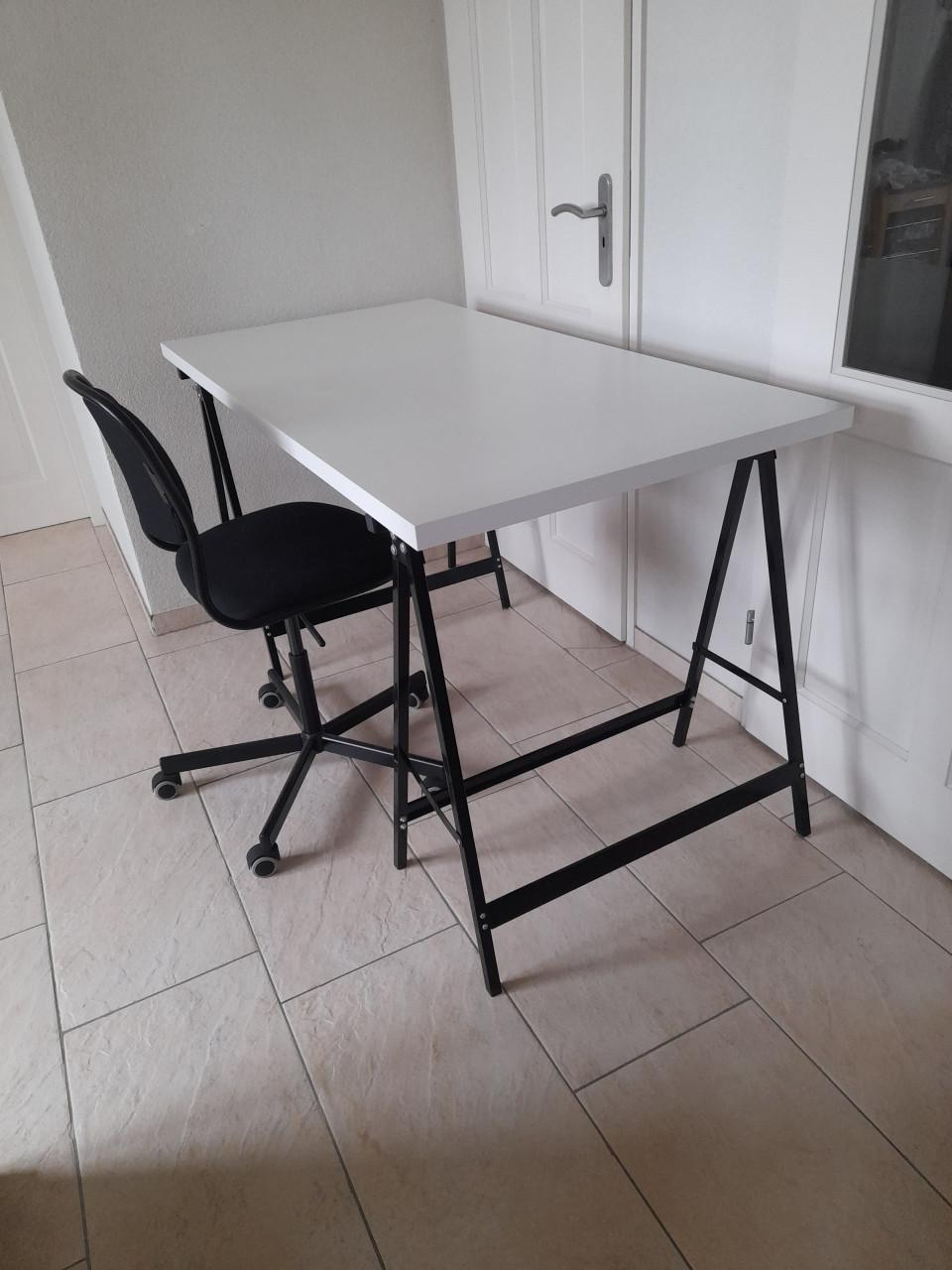 Bureau met schragen (in goede staat ) 150 x 75 x 83.5H