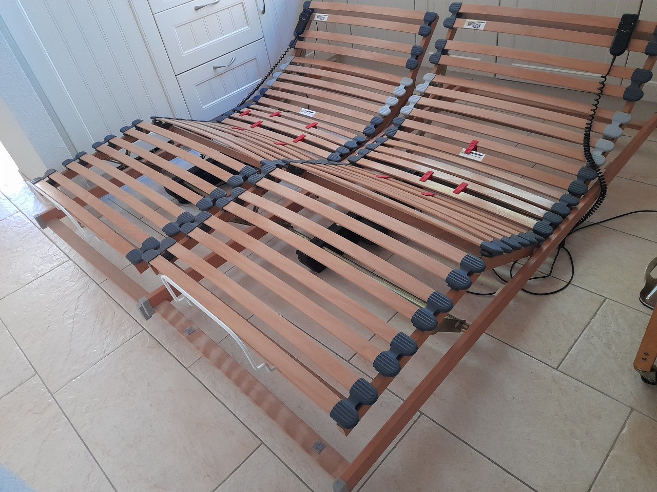2 persoons bed met elektrisch verstelbare bodem 180 x 200 (in goede staat)