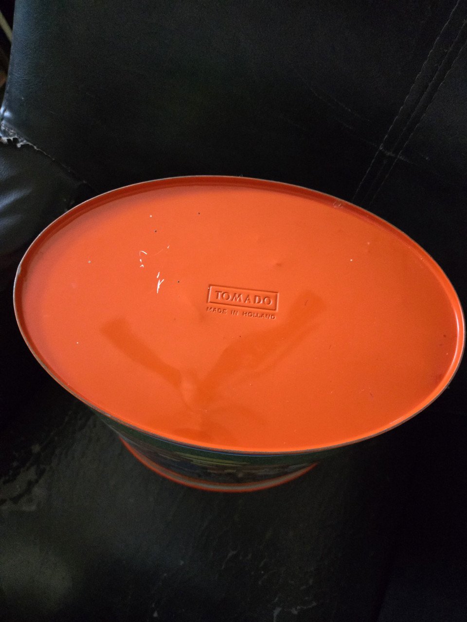 Fabeltjeskrant Vintage oranje metalen prullenbak van Tomado Holland