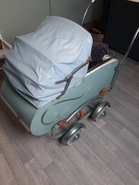 Oude kinderwagen