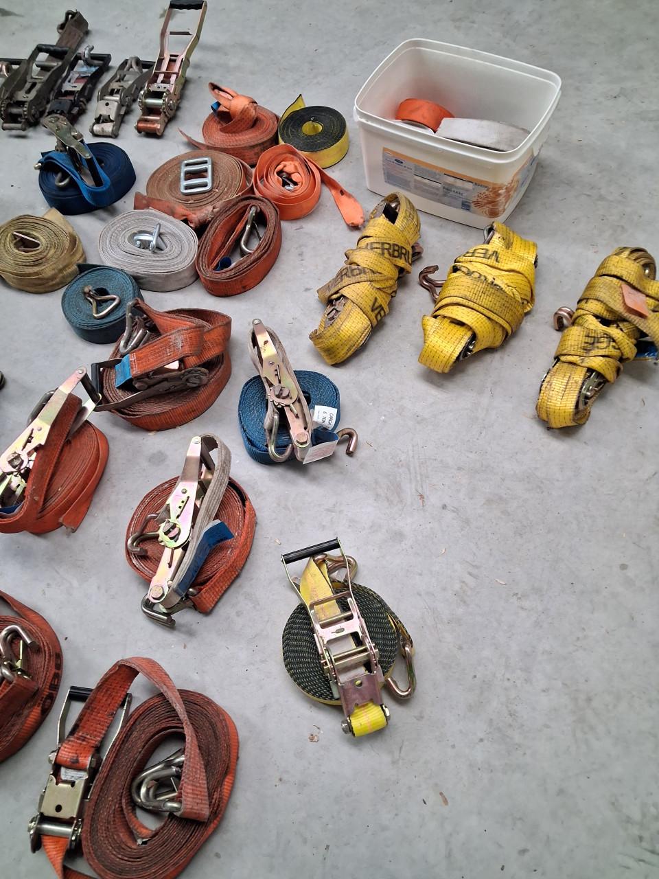 Spanbanden compleet met haken en ratels.