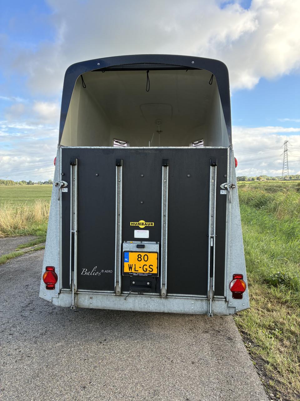 Prachtige 2 paards Humbaur Aero met zadelkamer en aluminium bodem