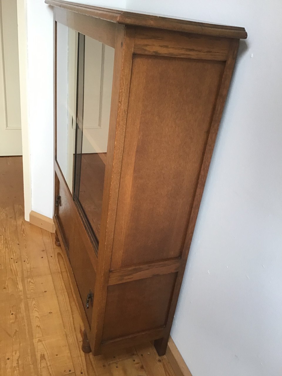 Antieke kast met schuifdeuren