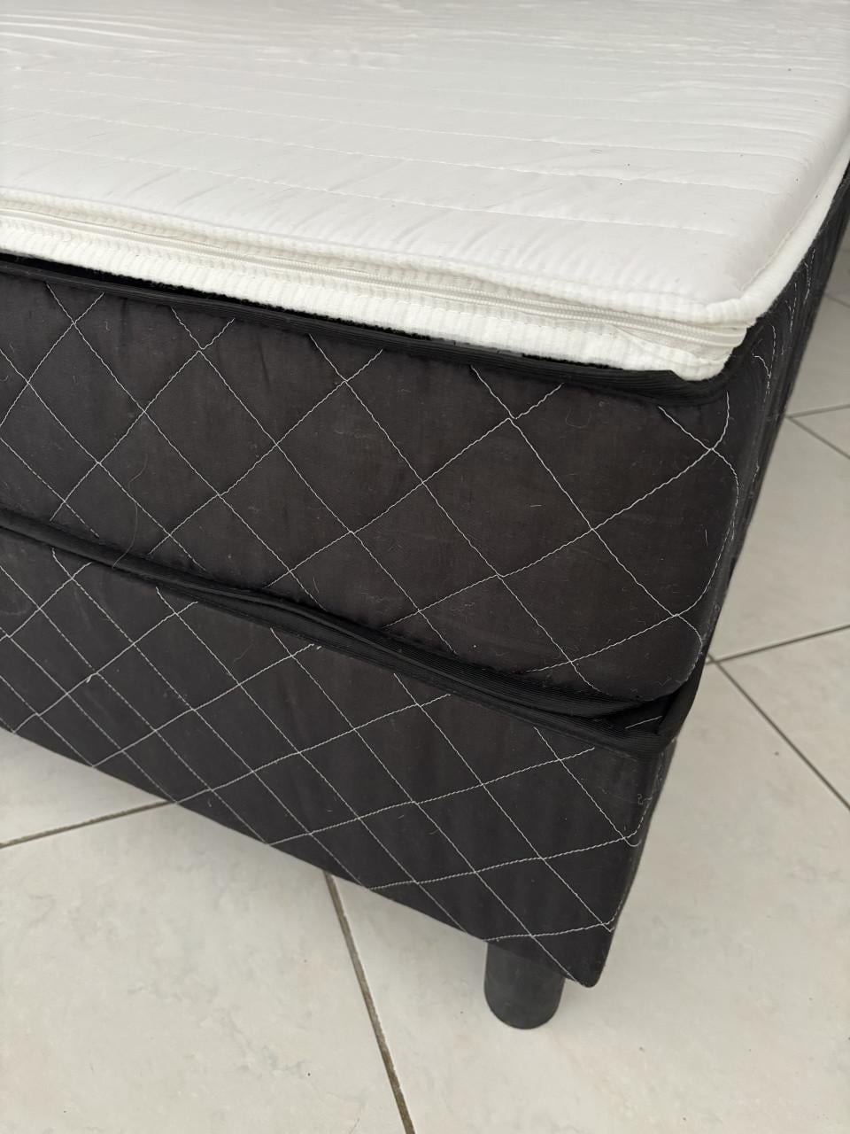 Bed met hoofd board.