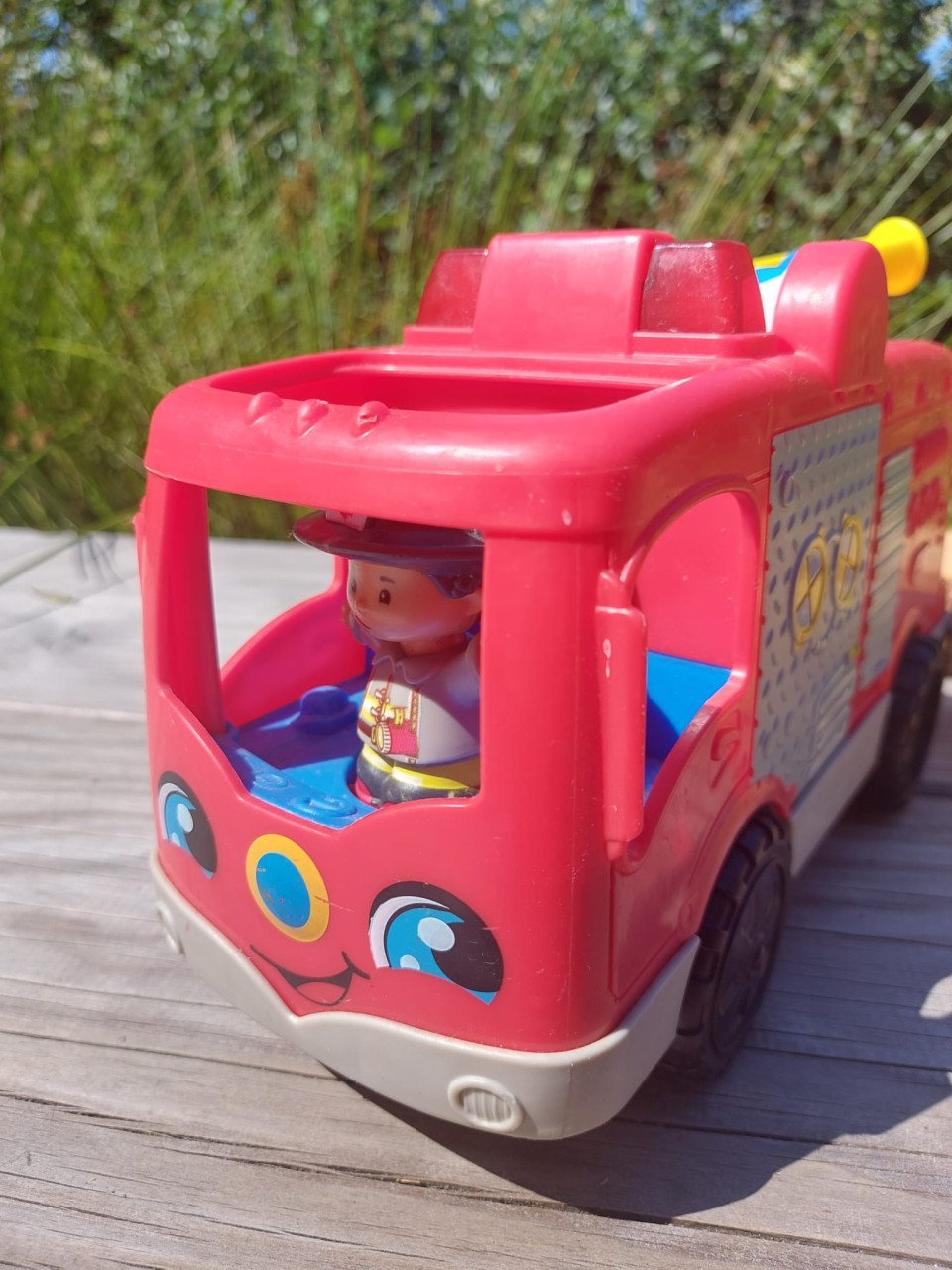 Mooie Fisher Price Little People Brandweerwagen met brandweerman