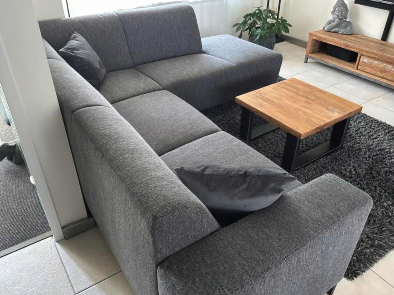 Hoekbank grijs. Nieuwstaat bankstel