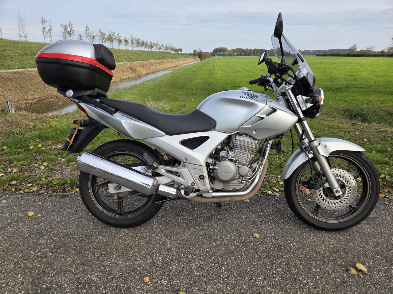Honda CBF250 2007 met topkoffer en windscherm