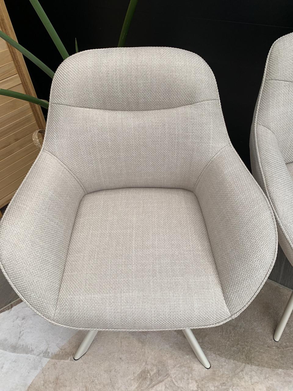 4 super gave moderne draai eetkamer stoelen.