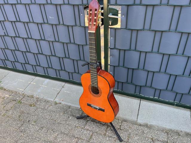3 Gitaren Martinez en Santana met standaard en