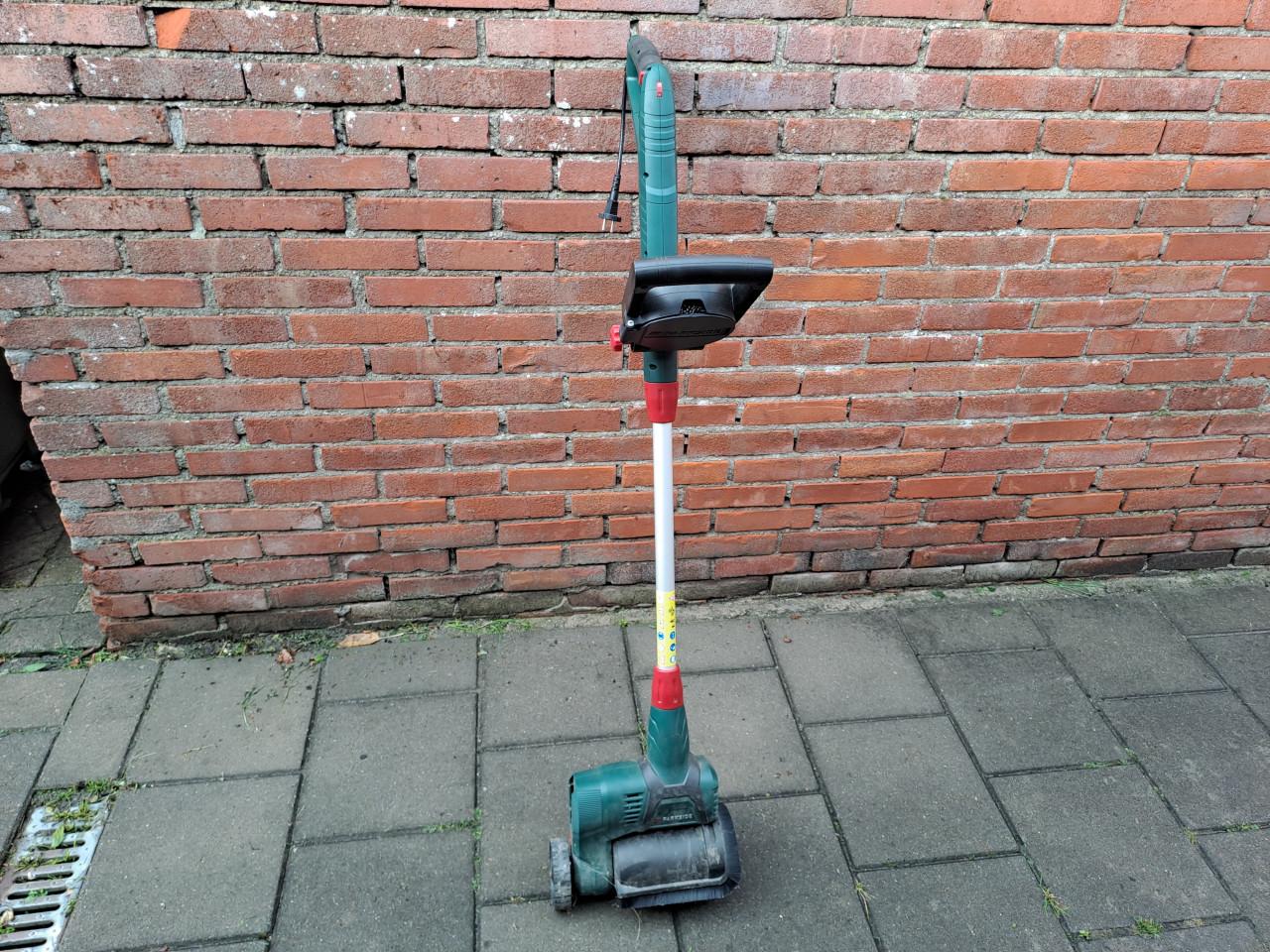 Te koop tuingereedschap frees stoepborstel en nog meer