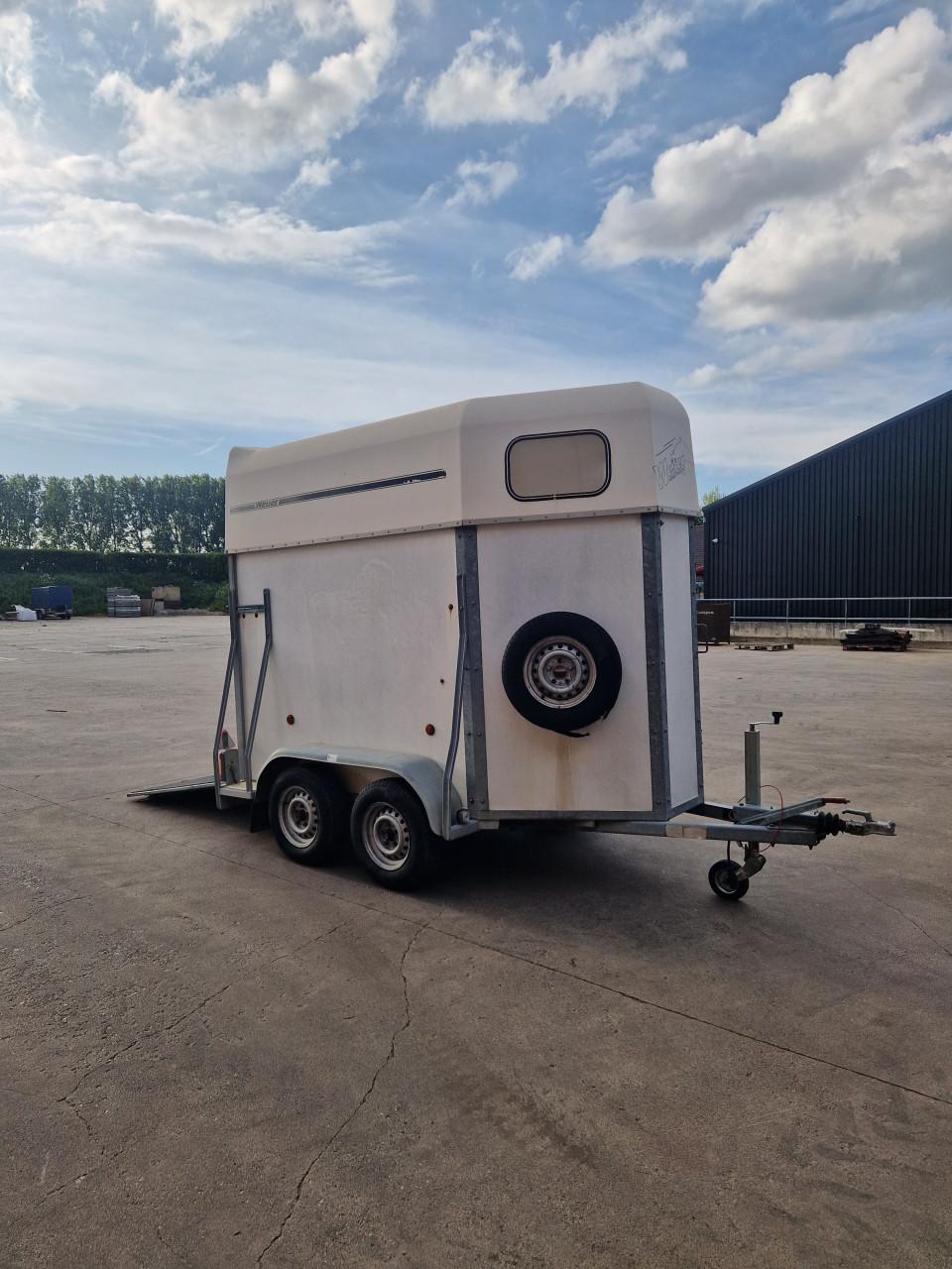 Paardentrailer weijer