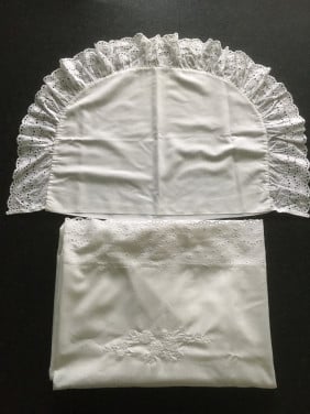 Boven laken en sloop voor wieg of kinderwagen, met broderie rand zgan.