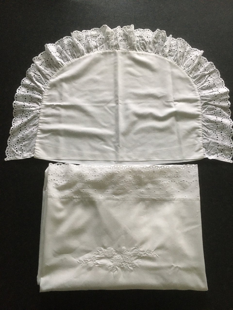 Boven laken en sloop voor wieg of kinderwagen, met broderie rand zgan.