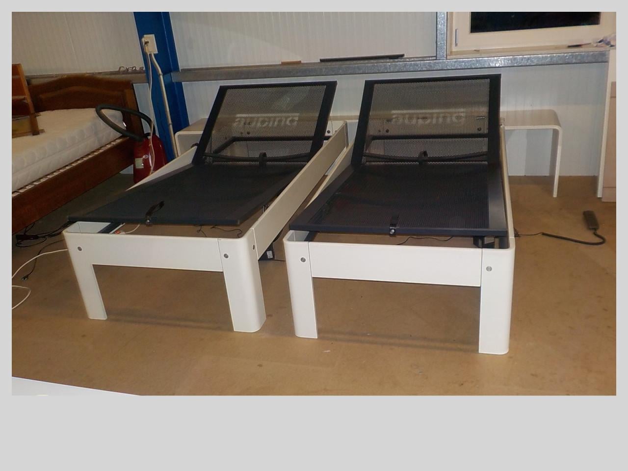 2 auping ledikanten + 2 elektrische auping spiralen + ombouw met 2 tafeltje