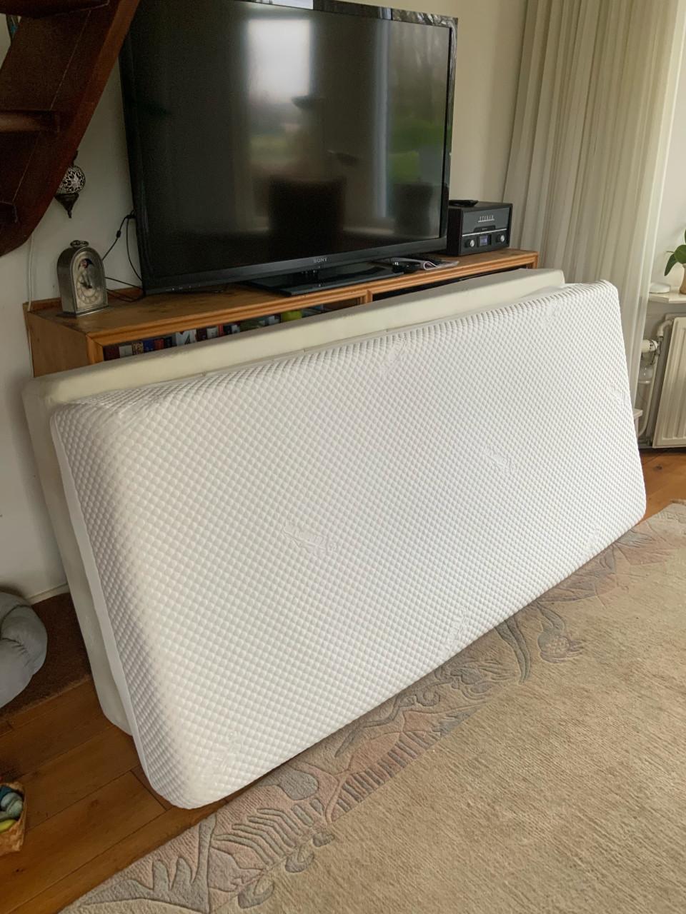 Auping auronde bed, 1 electrisch,matrassen en lampen