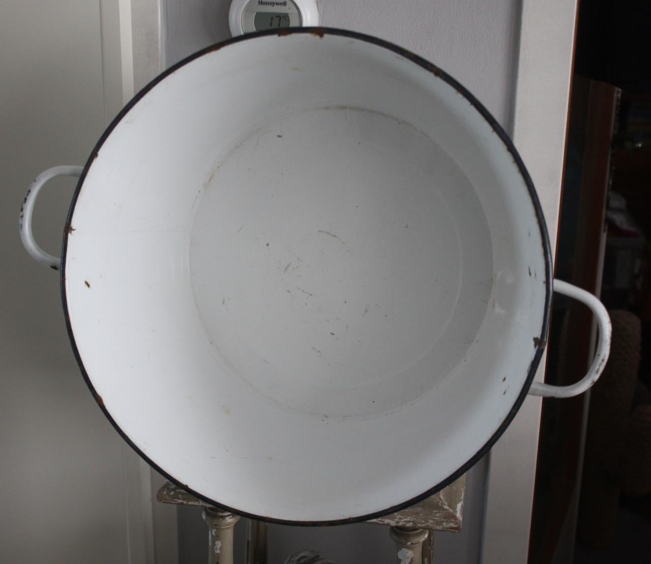 Witte emaille teil met blauwe rand