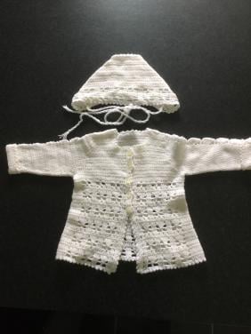 - Wit gehaakte baby omslagdoek met hartjes en gehaakt  babyvestje (jasje)