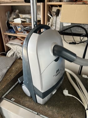 Bijna niet gebruikte Stofzuiger 1400 watt met hulpstukken