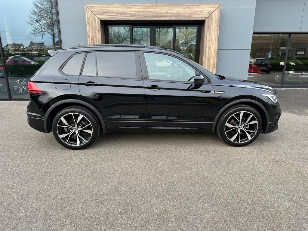 Volkswagen Tiguan 1.5 tsi 150pk dsg r-line | panoramadak | 20 inch | black 