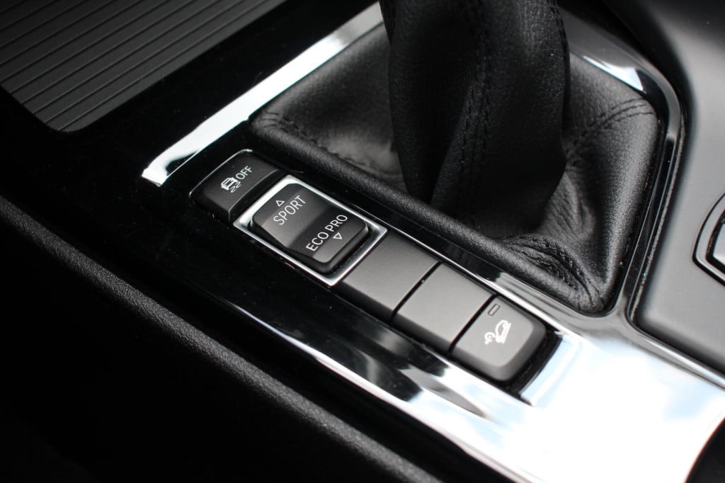 BMW X1 xdrive20i sport line automaat - led - pano - navi - stoel verw - cru