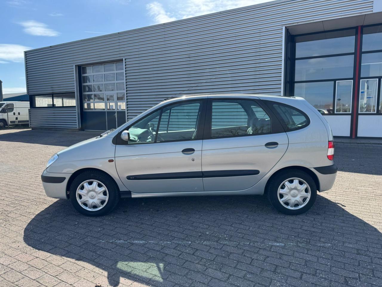 Peugeot 207 bj 2008 2250 euro