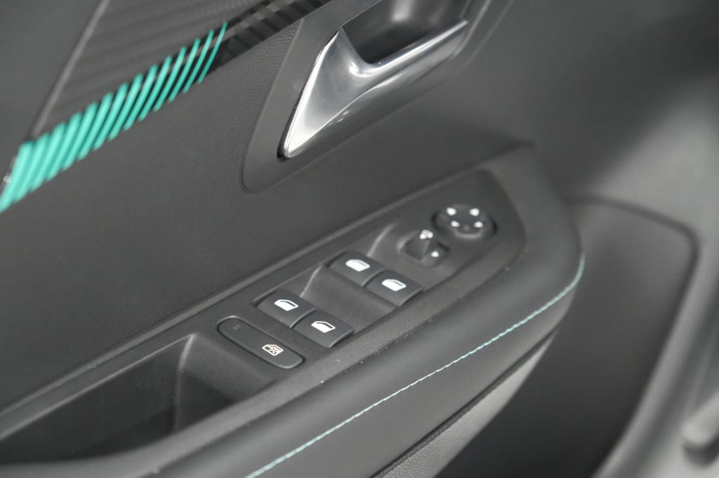 Peugeot 208 puretech 100 allure pack | camera | apple carplay | stoelverwar