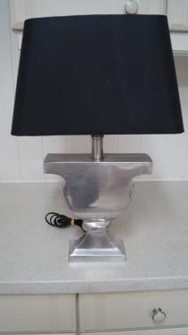 Tafellamp aluminium voet met zwarte kap.
