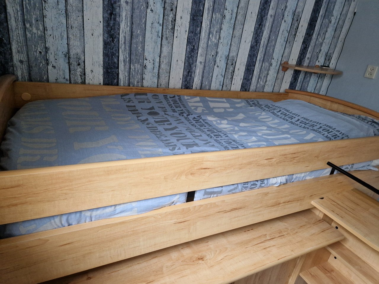 Bed hoogslaper met buro heel veel opbergruimte
